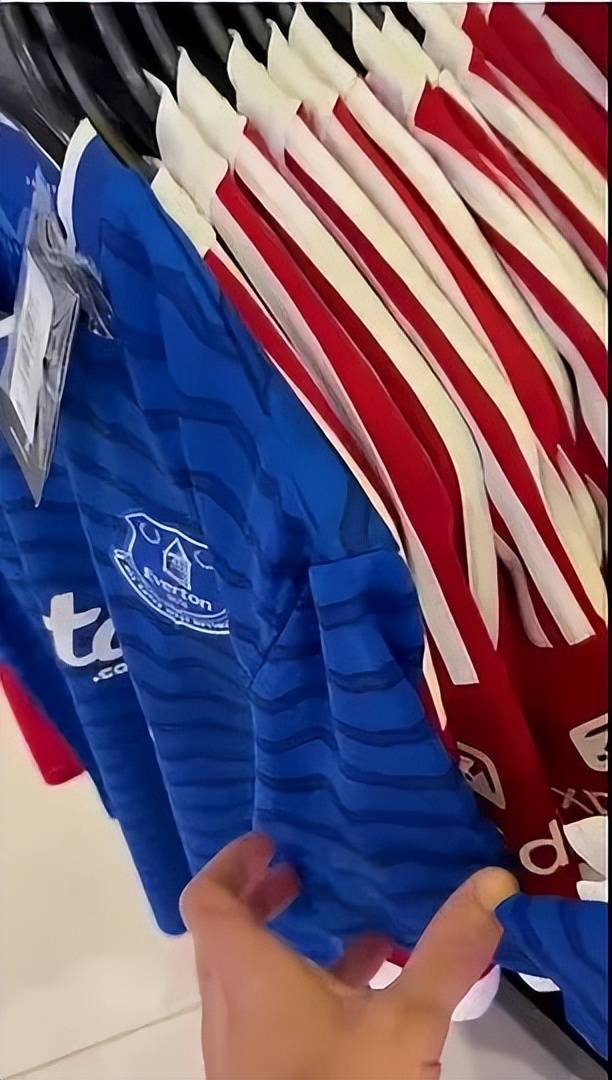 英超球衣“暗战”！曼联与利物浦球衣遭宿敌球迷“恶搞”