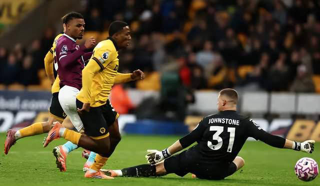 英超中資(zī)狼(láng)队9场2分，遭球(qiú)迷嘘声与主帅对峙