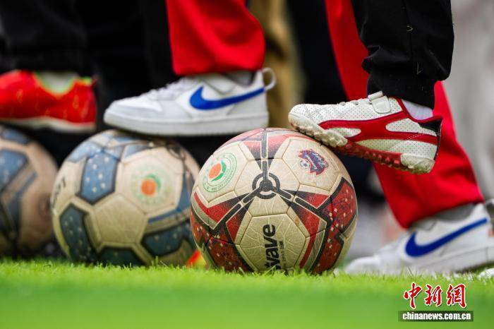 貴(guì)州畢(bì)节：“青训”校(xiào)园 少年“足”梦