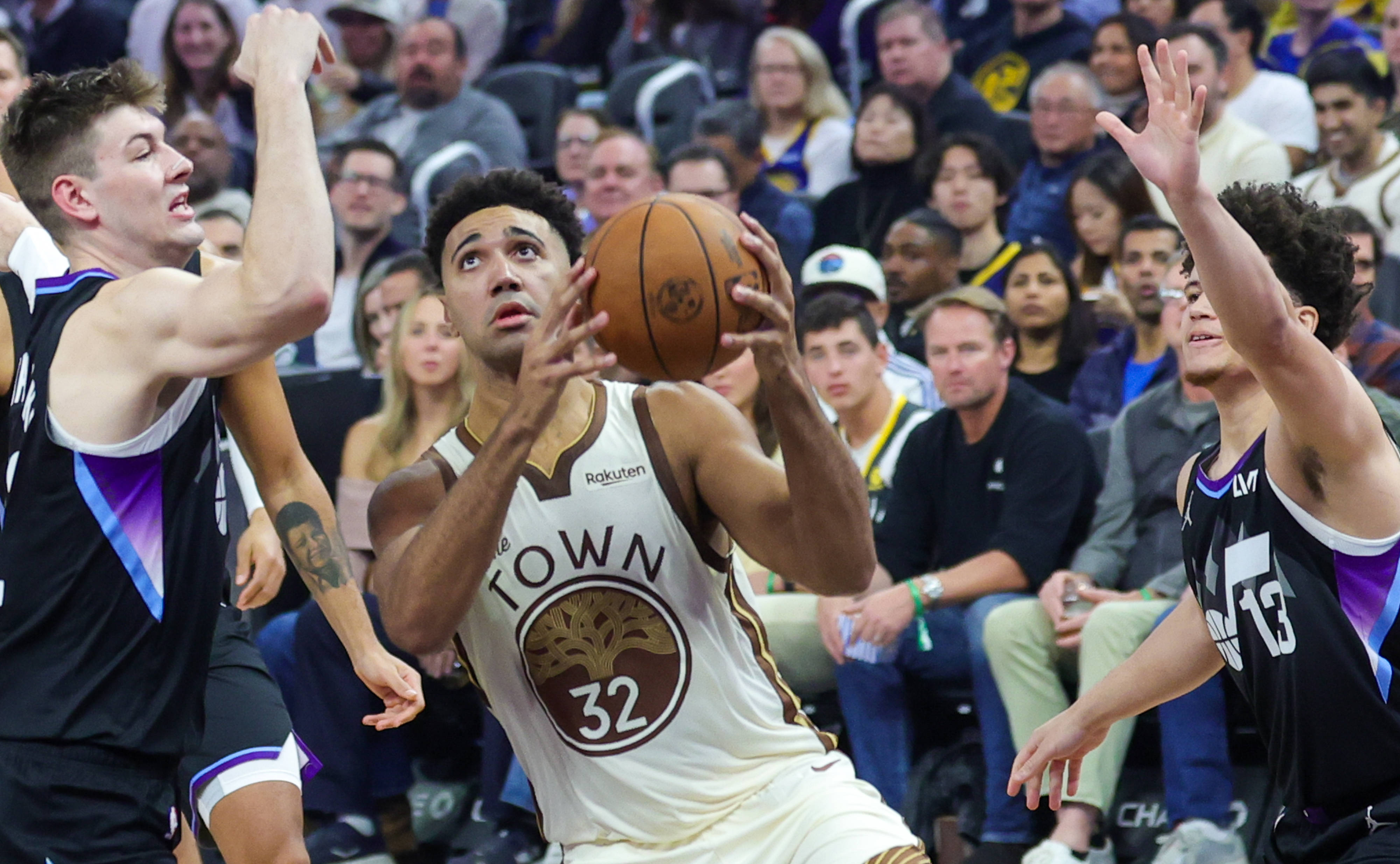 （体育）篮球——NBA常规赛：勇士胜爵士