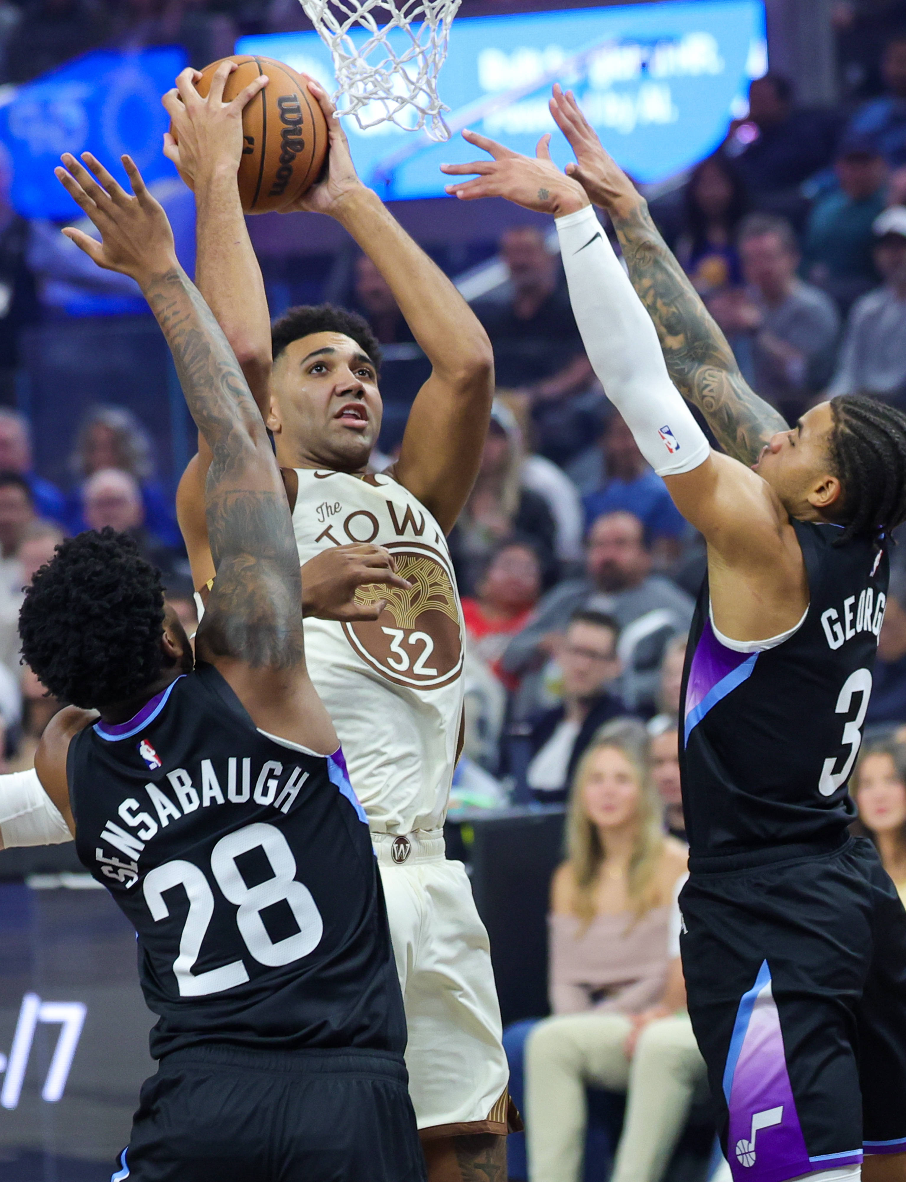 （体育）篮球——NBA常规赛：勇士胜爵士