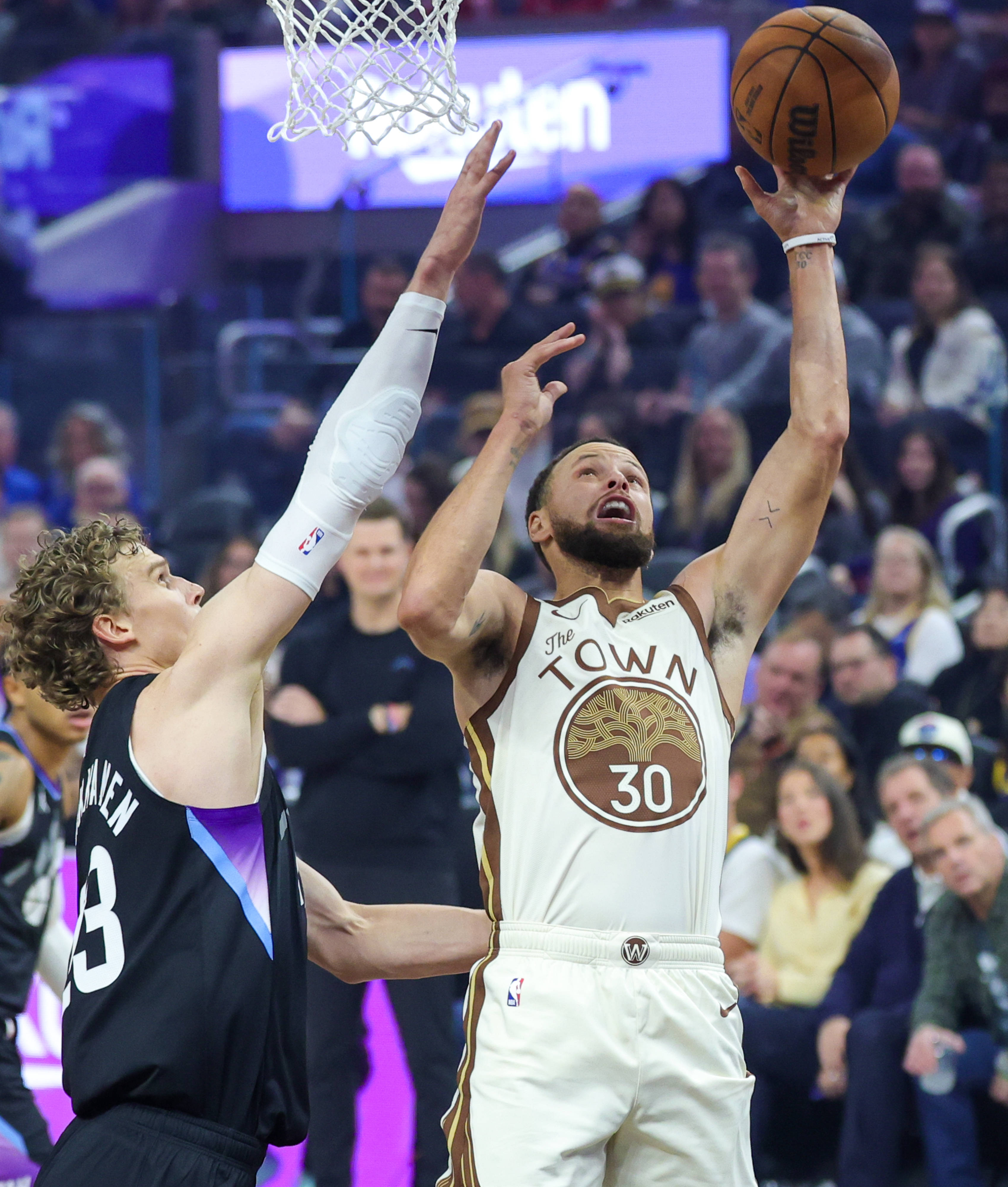 （体育）篮球——NBA常规赛：勇士胜爵士