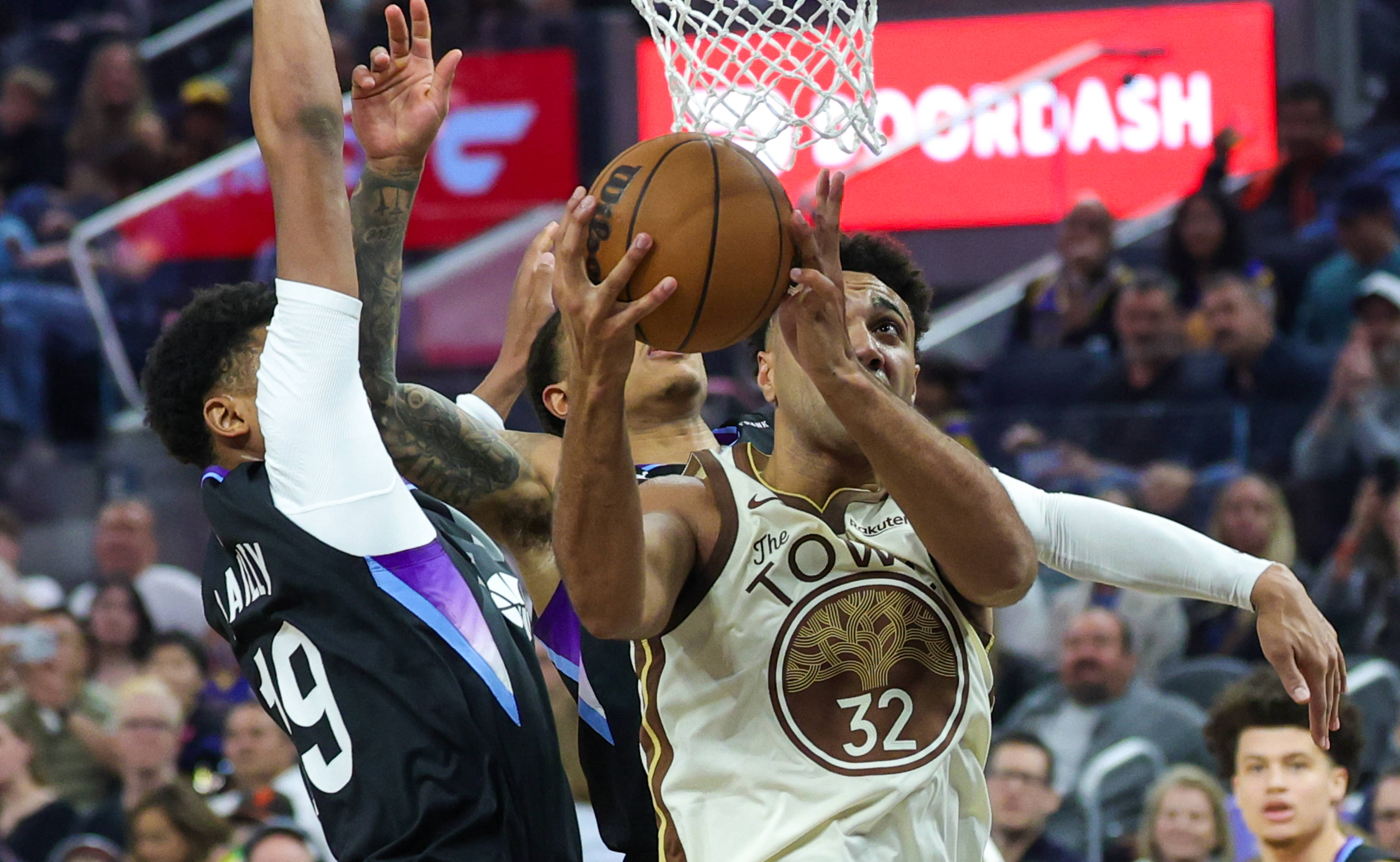 （体育）篮球——NBA常规赛：勇士胜爵士