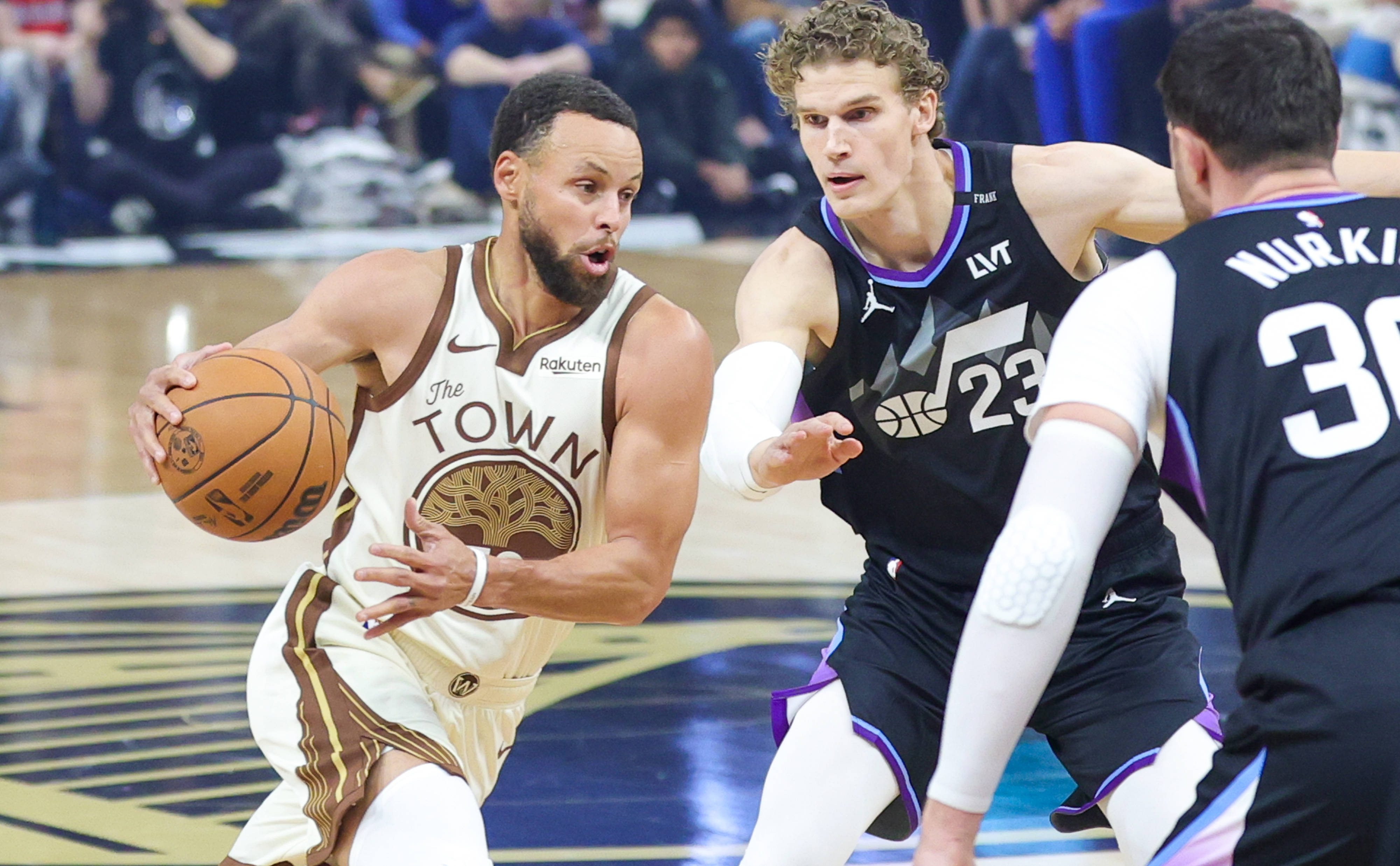 （体育）篮球——NBA常规赛：勇士胜爵士