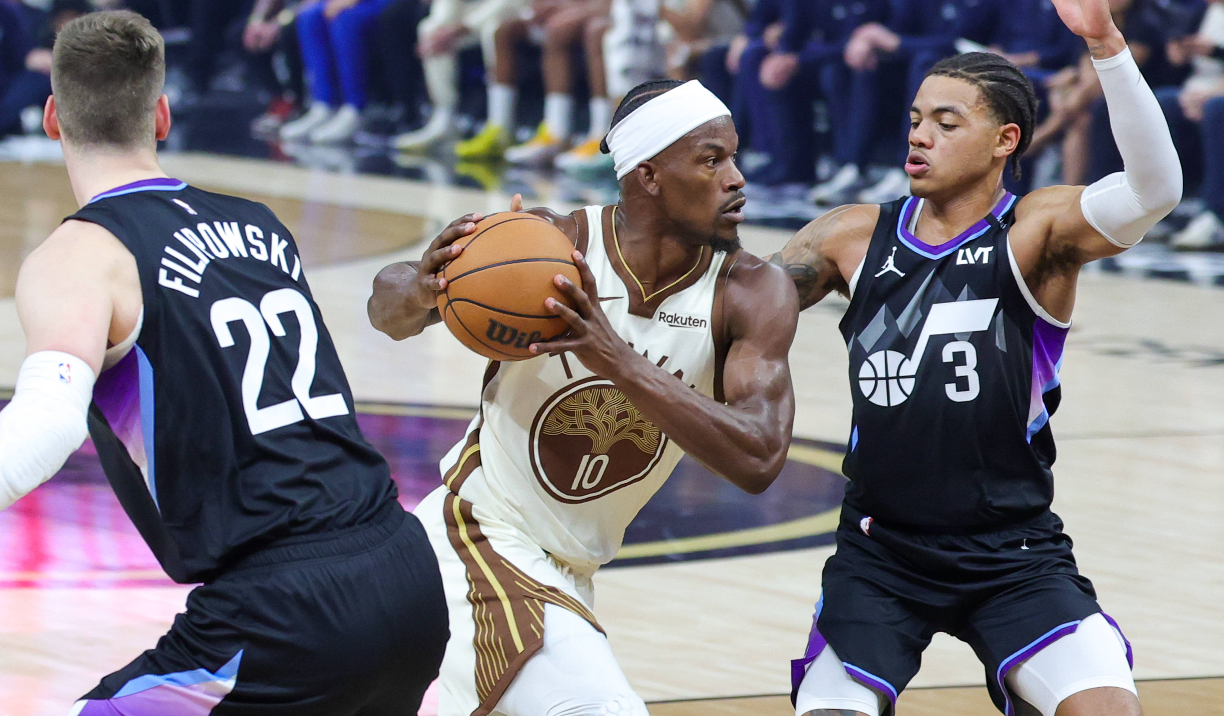 （体育）篮球——NBA常规赛：勇士胜爵士