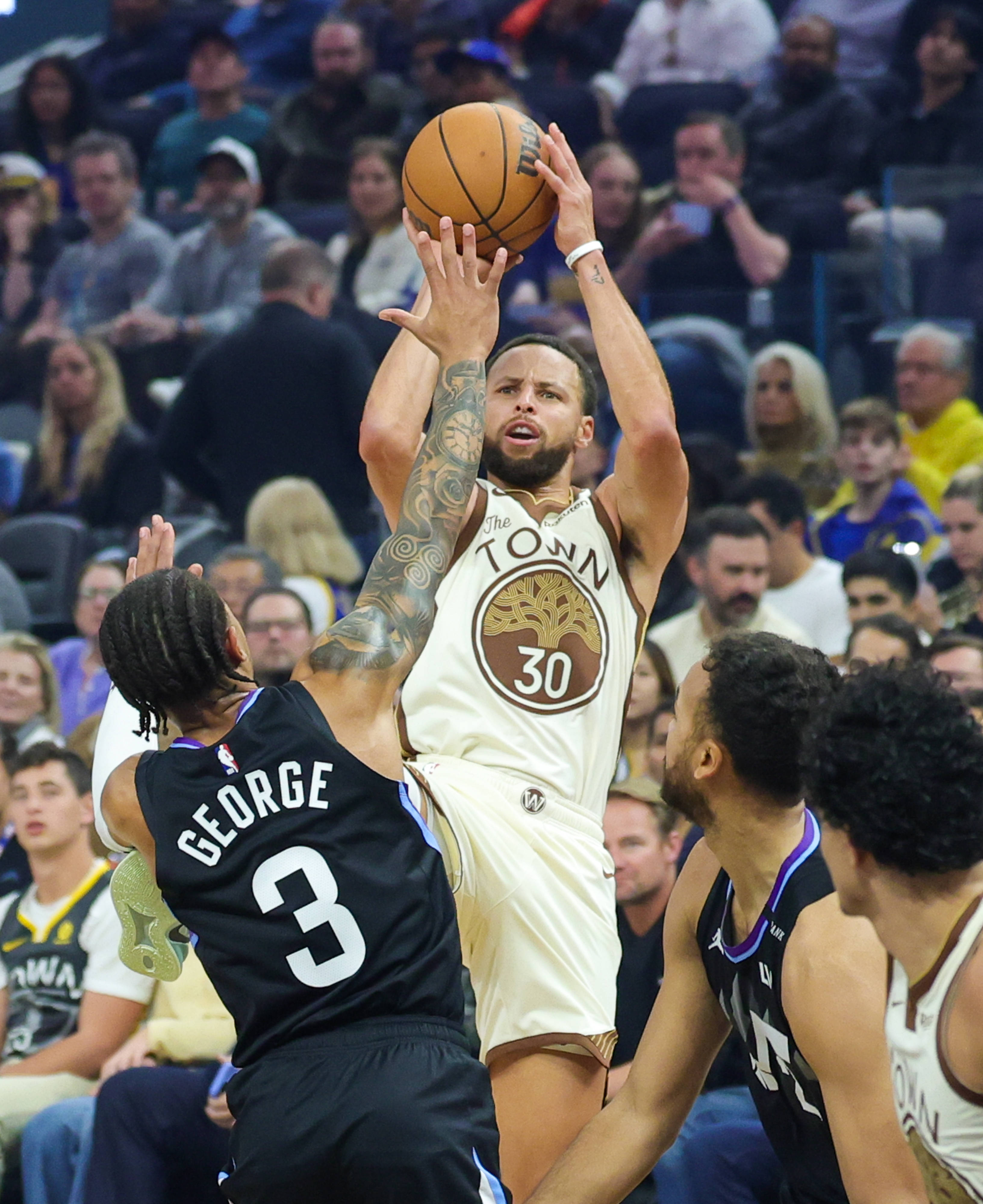 （体育）篮球——NBA常规赛：勇士胜爵士