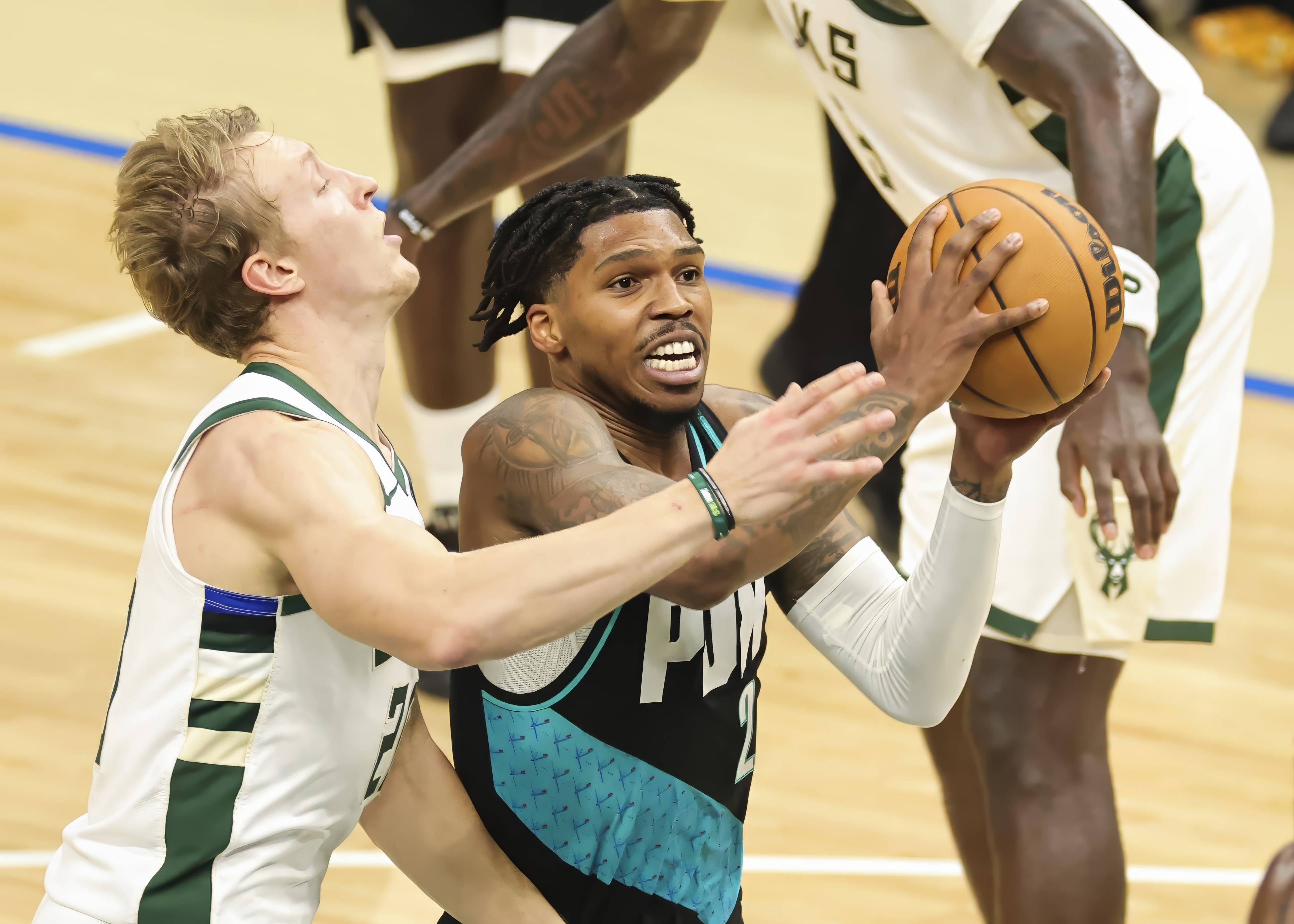 （体育）篮球——NBA常规赛：开拓者胜雄鹿