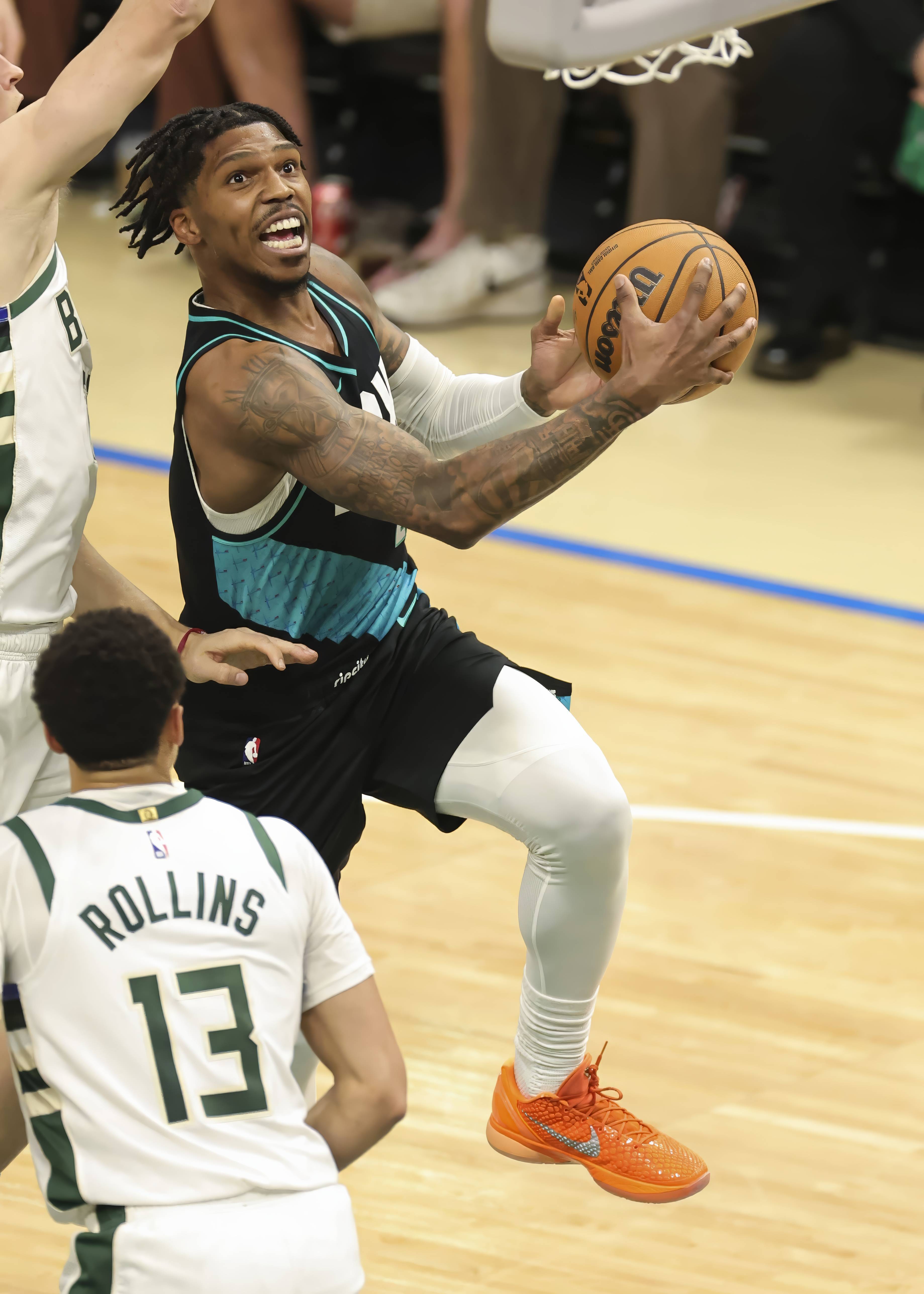 （体育）篮球——NBA常规赛：开拓者胜雄鹿