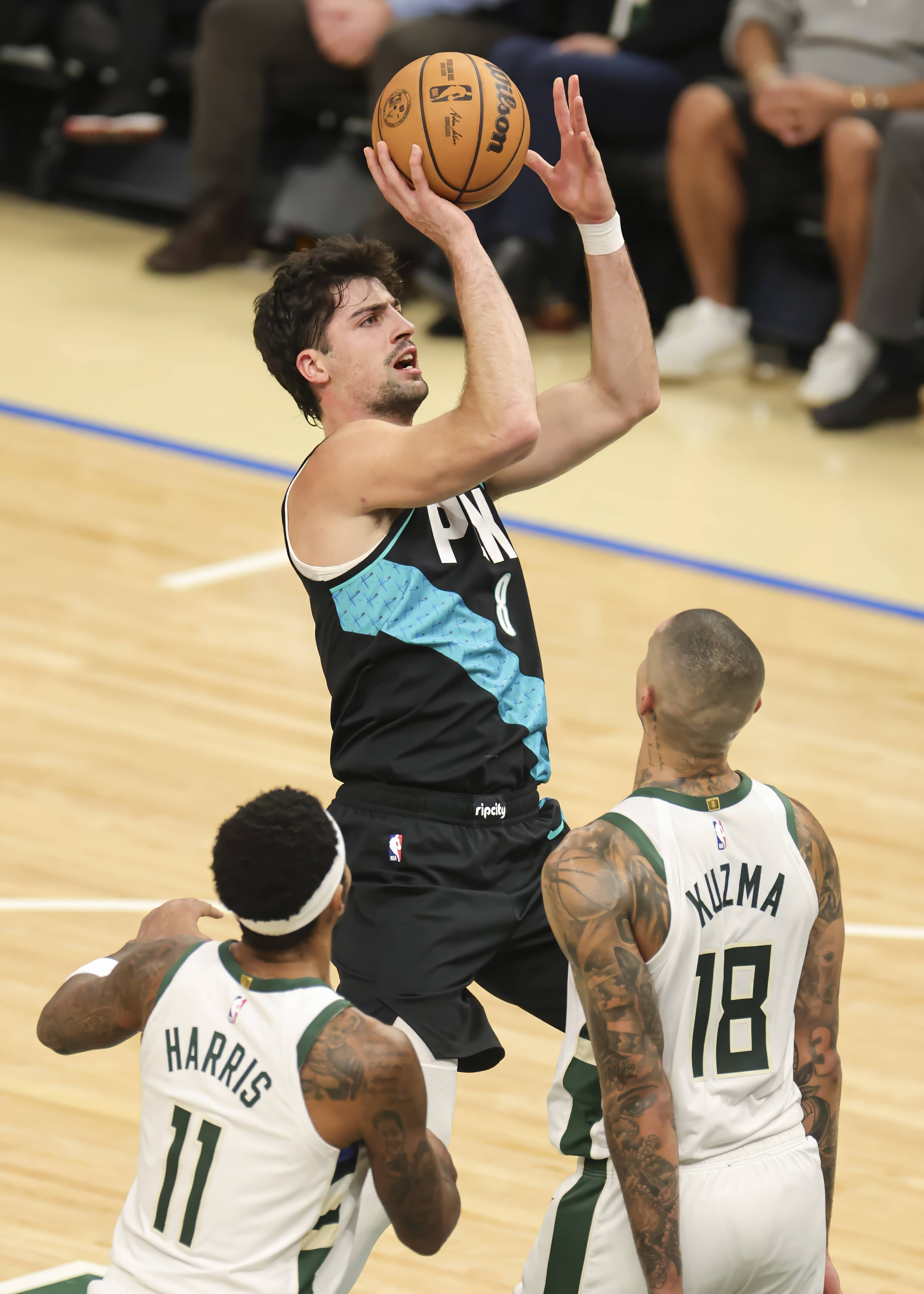 （体育）篮球——NBA常规赛：开拓者胜雄鹿