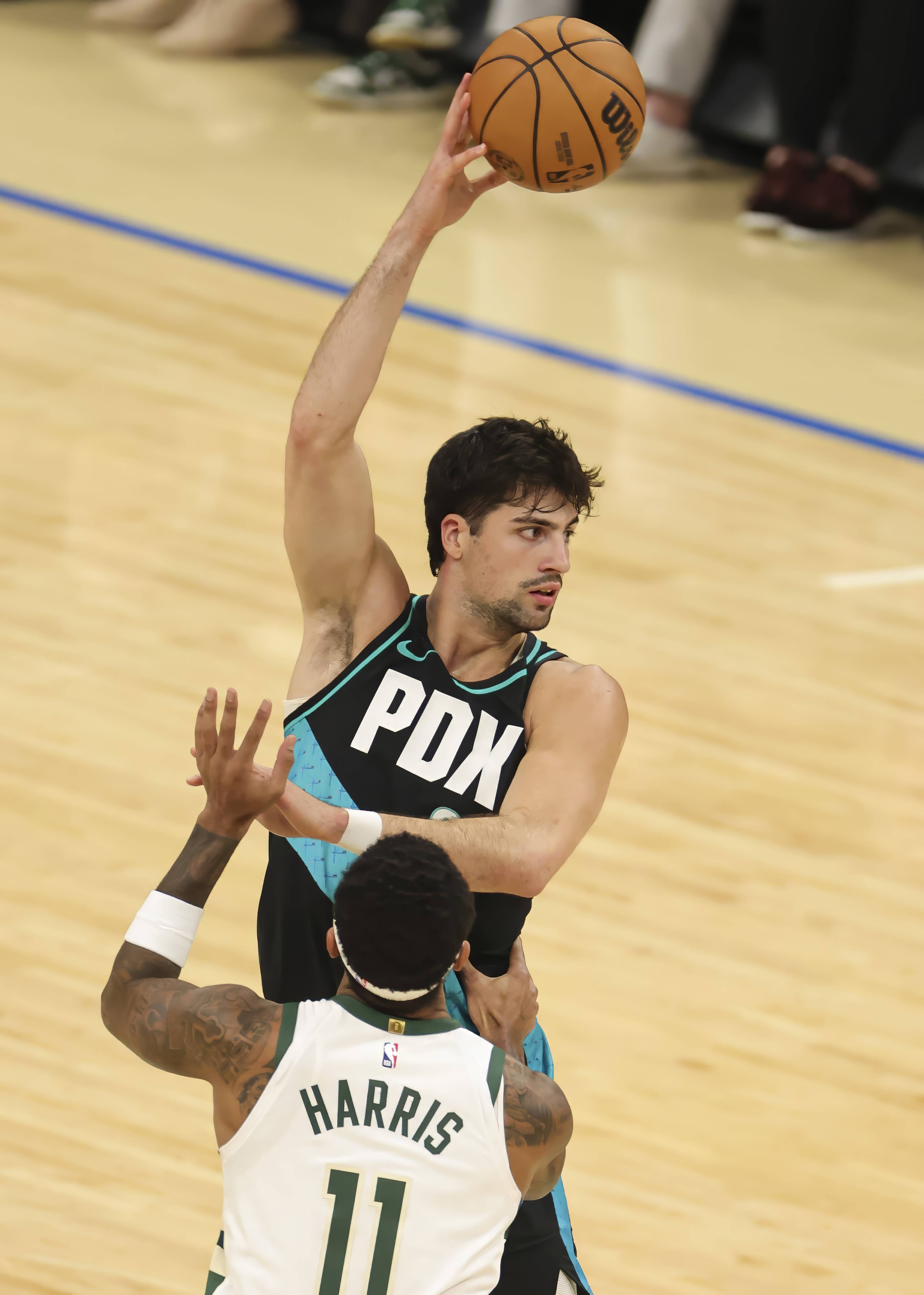 （体育）篮球——NBA常规赛：开拓者胜雄鹿