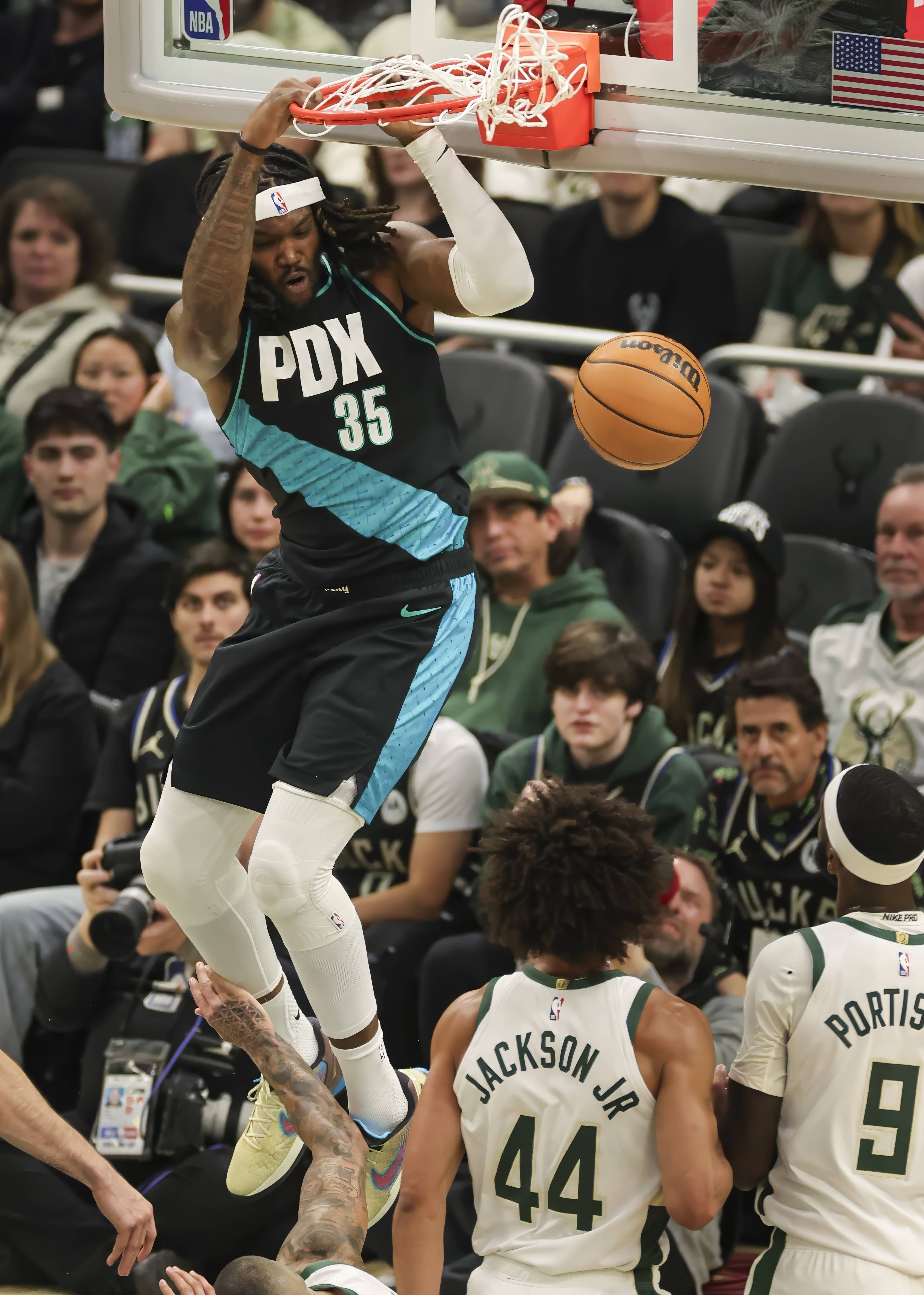 （体育）篮球——NBA常规赛：开拓者胜雄鹿