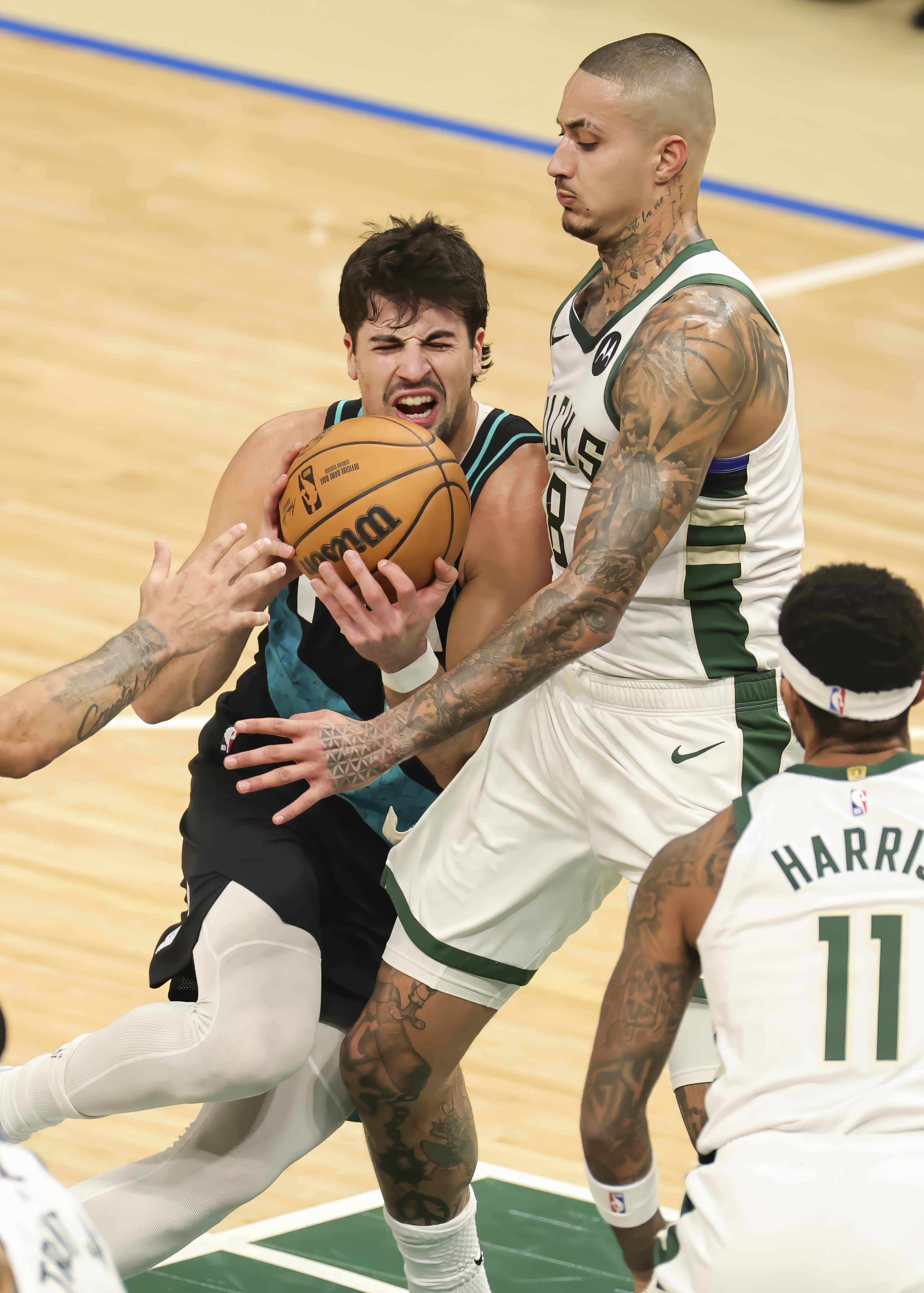 （体育）篮球——NBA常规赛：开拓者胜雄鹿