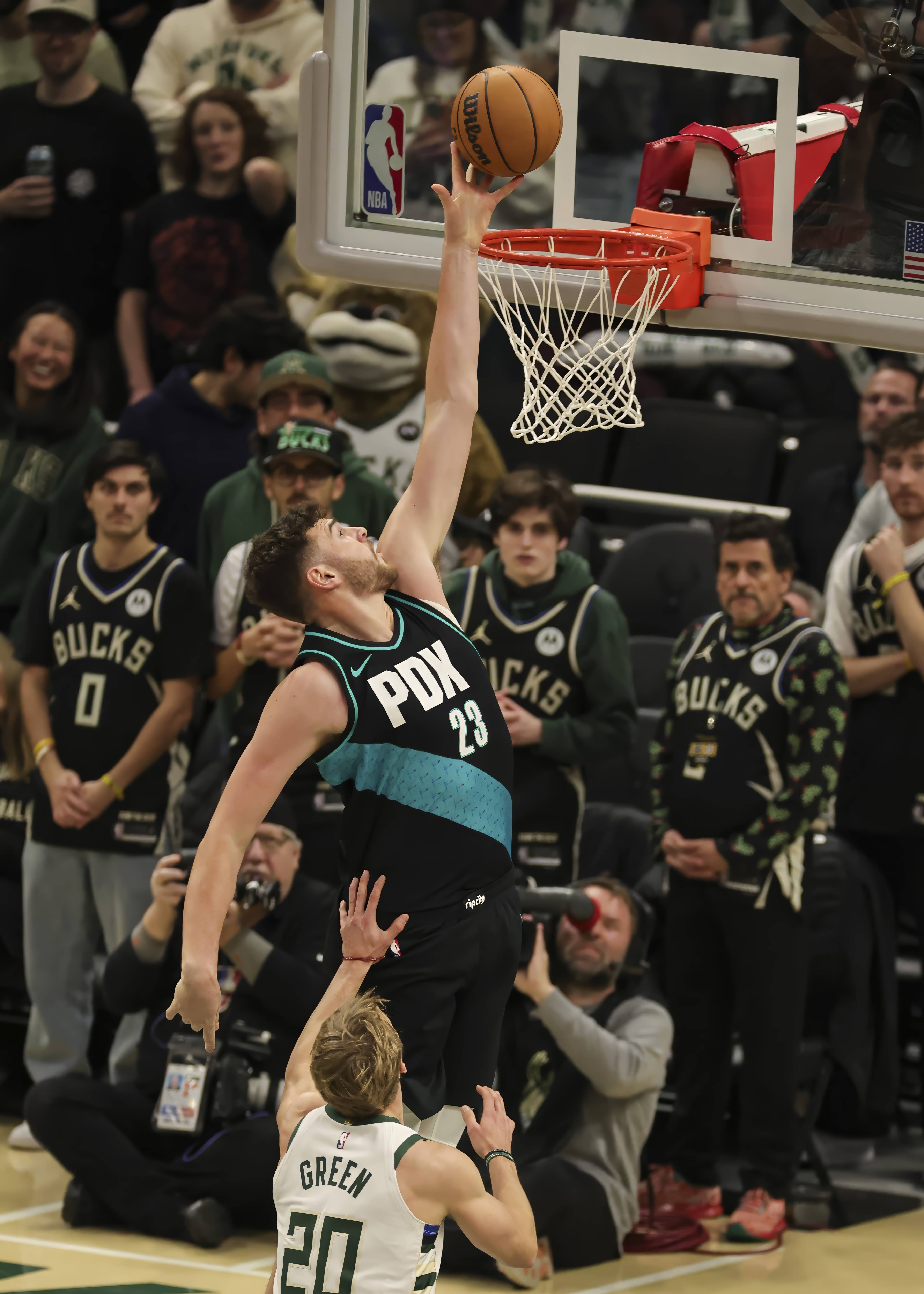 （体育）篮球——NBA常规赛：开拓者胜雄鹿