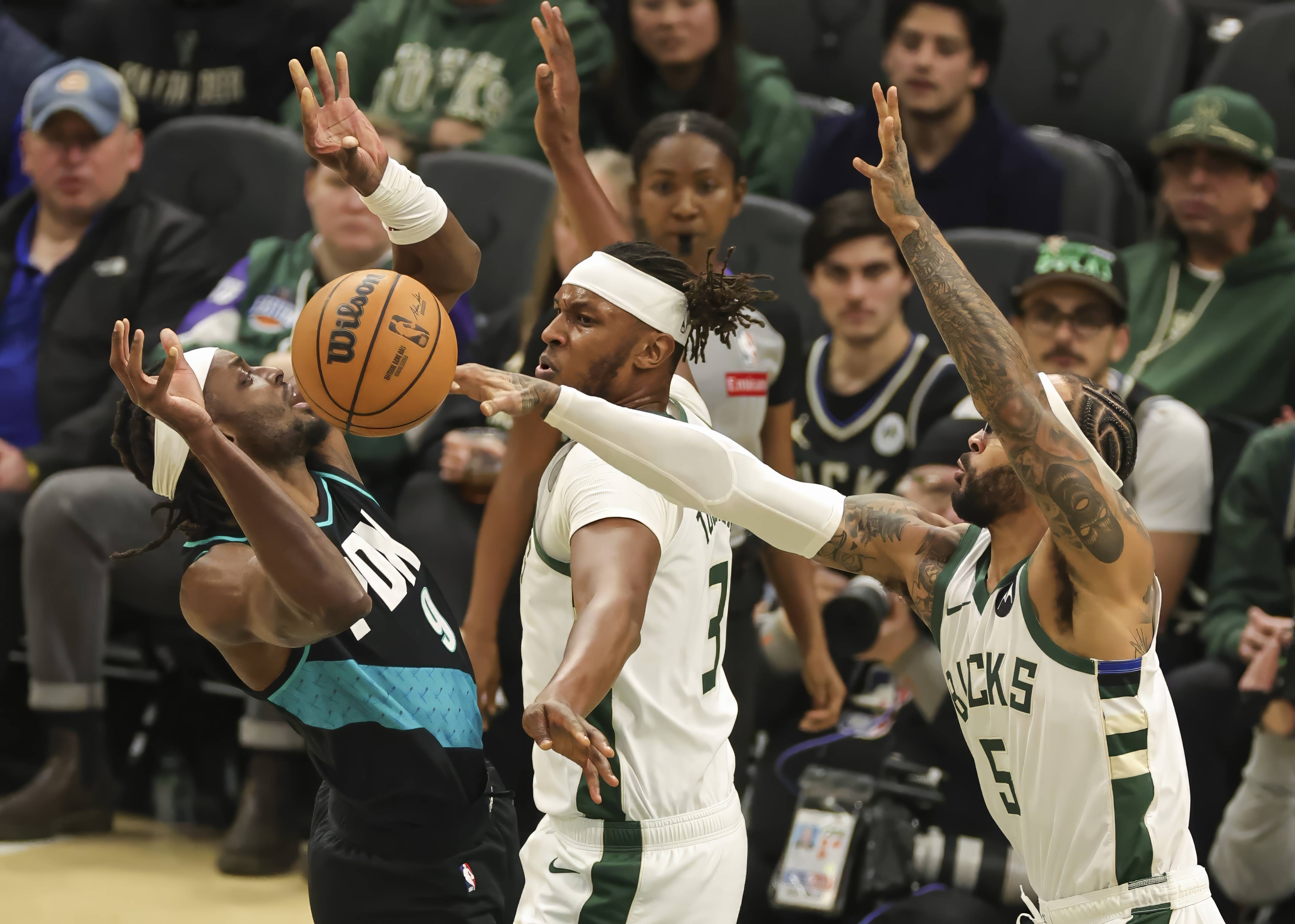 （体育）篮球——NBA常规赛：开拓者胜雄鹿