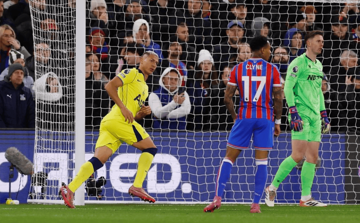 英超最新积分战报：大黑马3场不败，热刺险胜，落后曼联4分