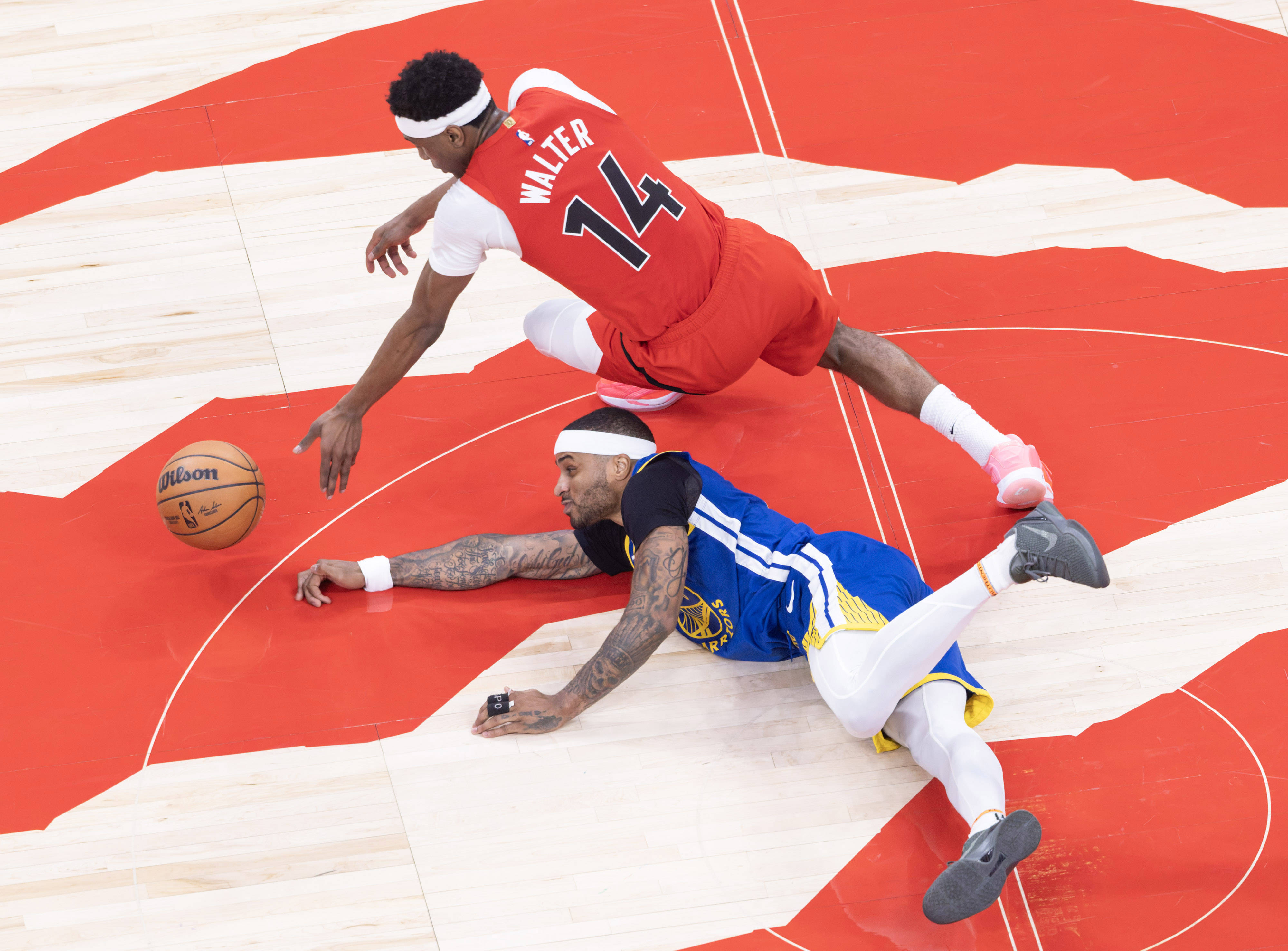 （体育）篮球(qiú)——NBA常规赛：猛(měng)龙勝(shèng)勇士