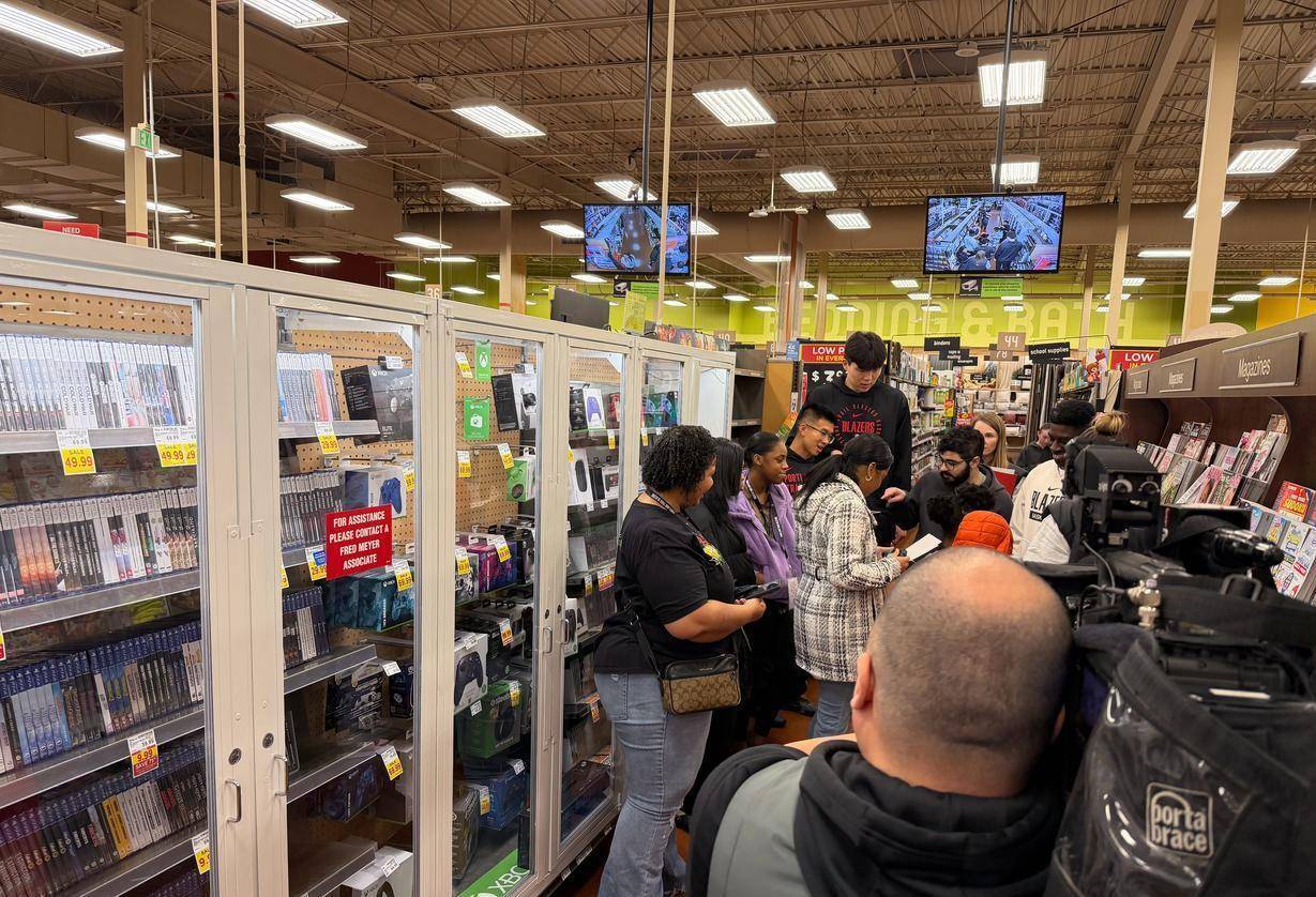 杨瀚(hàn)森随队在商场进行(xíng)社区慈(cí)善(shàn)行(xíng)動(dòng)：从G聯(lián)赛战神到NBA旁观者，他1天(tiān)经历冰火(huǒ)兩(liǎng)重天(tiān)