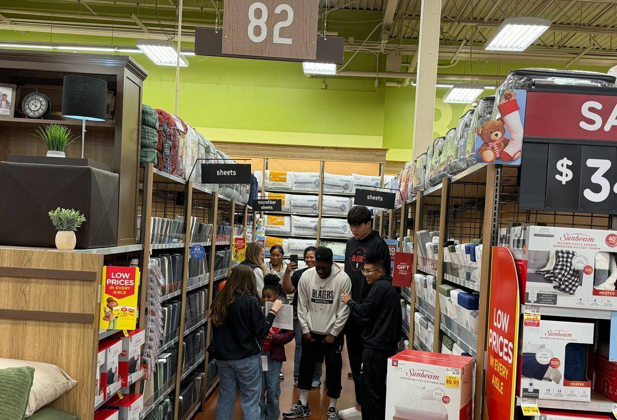 杨瀚森随队在商场进行社区慈善行动：从G联赛战神到NBA旁观者，他1天经历冰火两重天