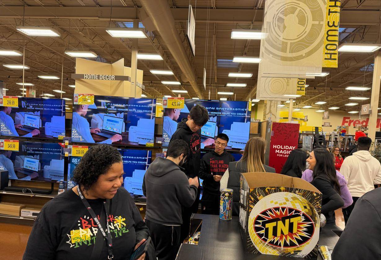 杨瀚森随队在商场进行社区慈善行动：从G联赛战神到NBA旁观者，他1天经历冰火两重天