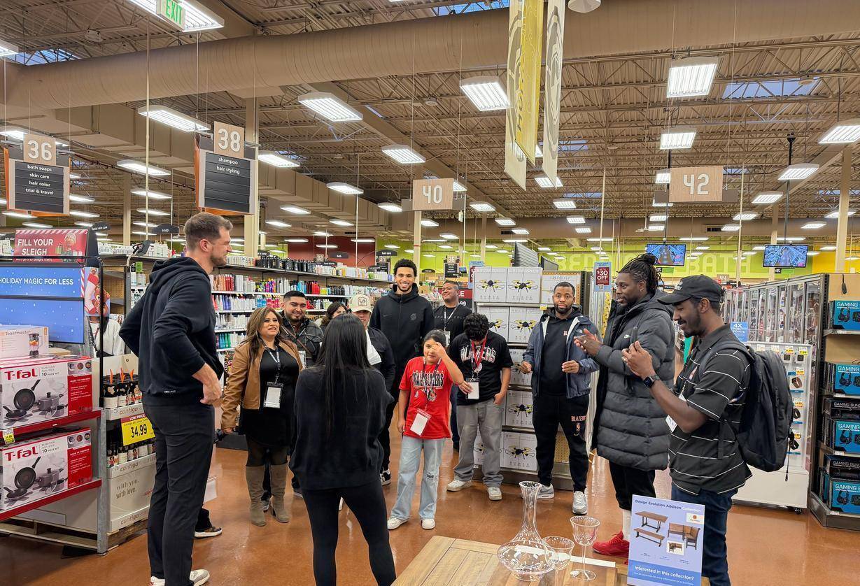 杨瀚森随队在商场进行社区慈善行动：从G联赛战神到NBA旁观者，他1天经历冰火两重天