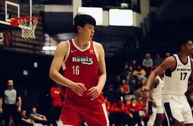 杨瀚森随队在商场进行社区慈善行动：从G联赛战神到NBA旁观者，他1天经历冰火两重天