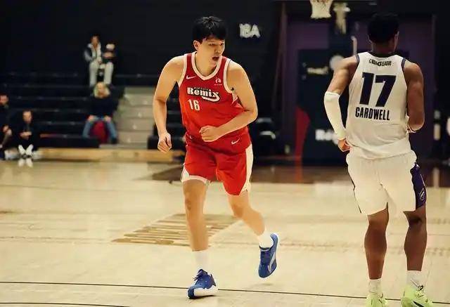 杨瀚森随队在商场进行社区慈善行动：从G联赛战神到NBA旁观者，他1天经历冰火两重天