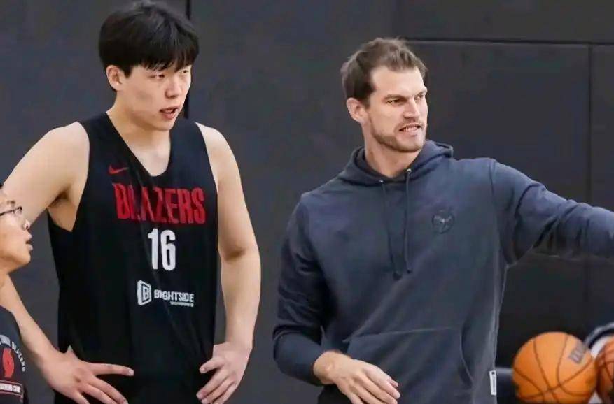 杨瀚森随队在商场进行社区慈善行动：从G联赛战神到NBA旁观者，他1天经历冰火两重天