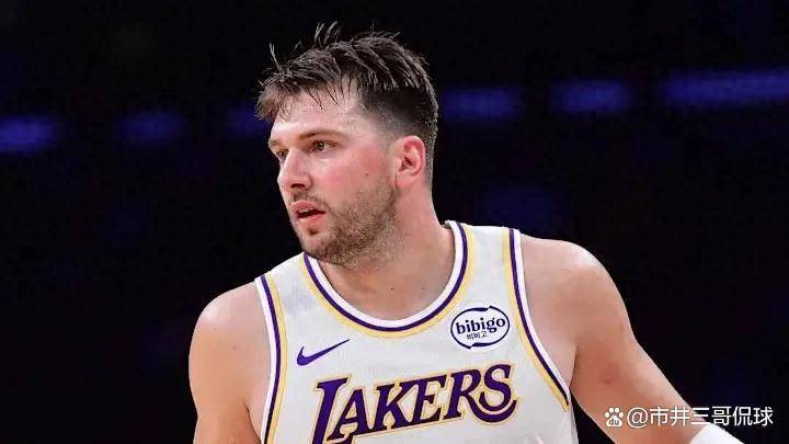 NBA常(cháng)规赛爆冷？湖人112-108险胜76人，詹皇29分硬扛(káng)东契奇大三元！3个關(guān)键词看懂湖人咋(zǎ)赢的(de)