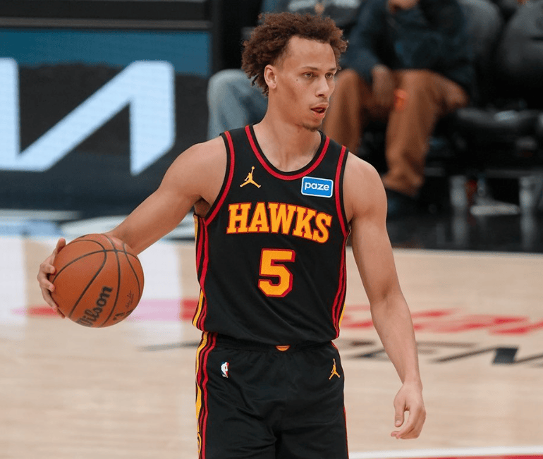 老鹰逆转雄鹿！字母哥24+5很不满，老鹰6人得分上双，库兹马爆发